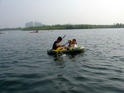 橡皮艇上的快樂時光 錢錢暢游，我們共享垂釣之樂